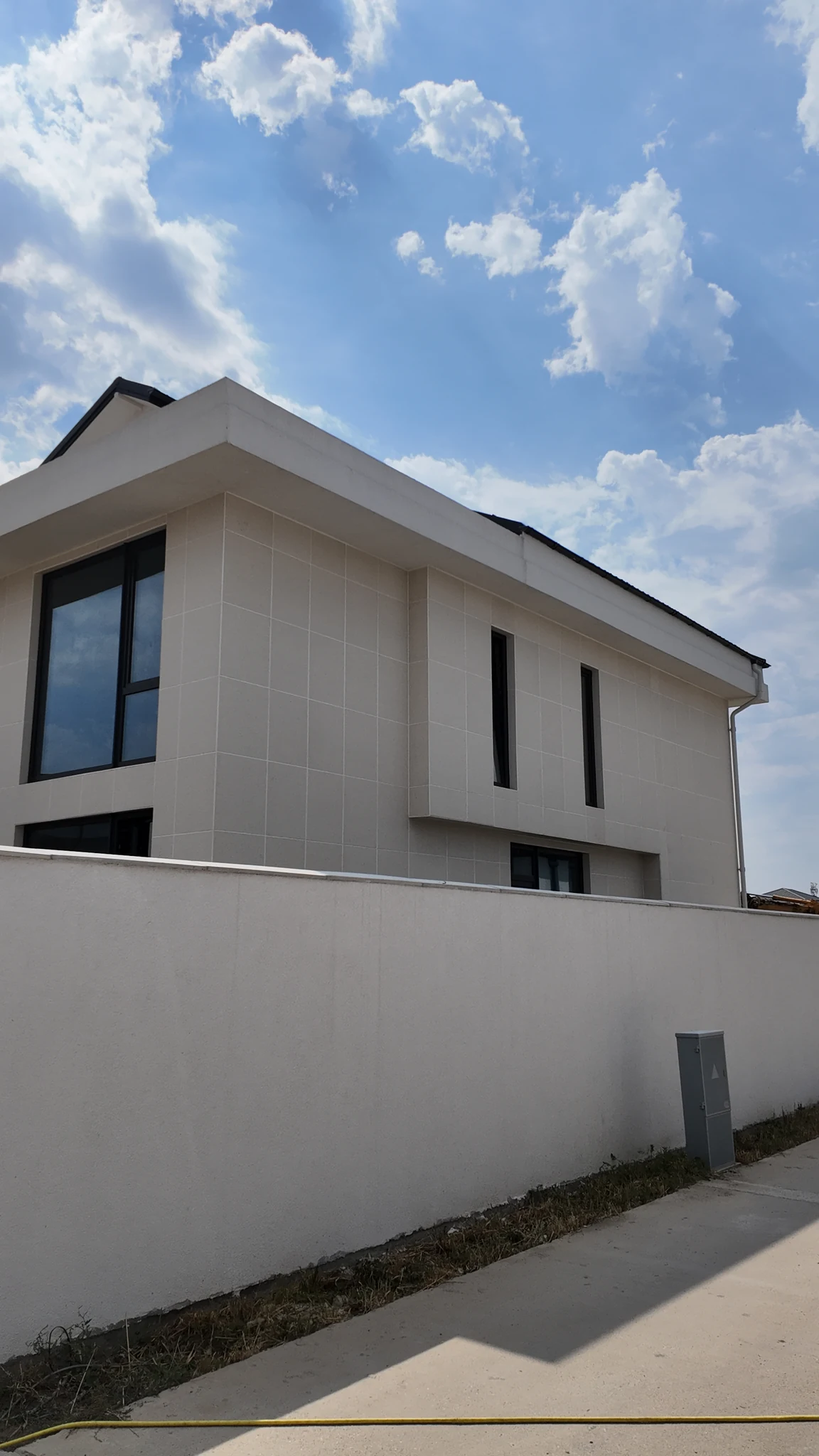 House with light-coloured NEX Thermo decorative panels and subtle joints
