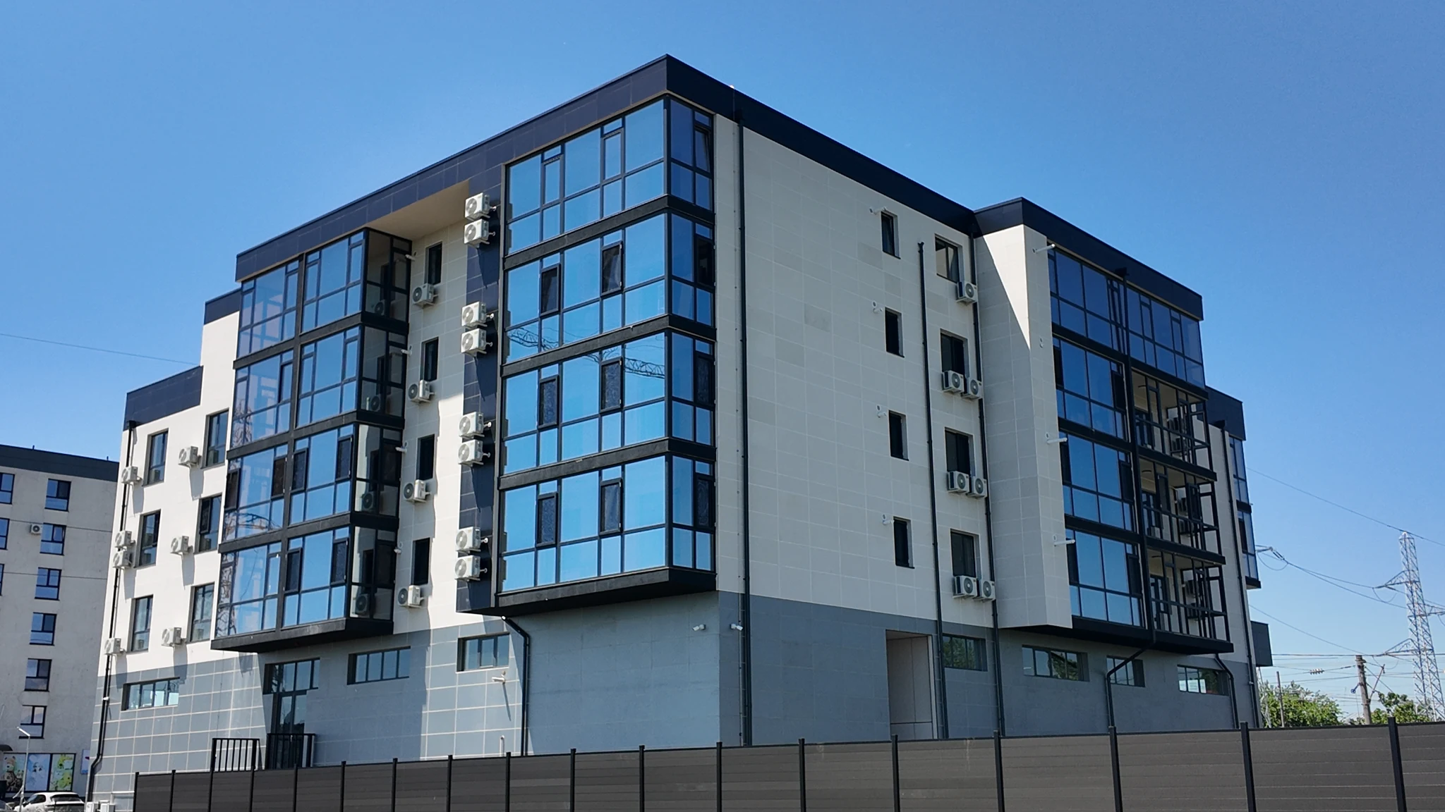 Building in Dobroești with a white and anthracite façade using NEX Thermo panels